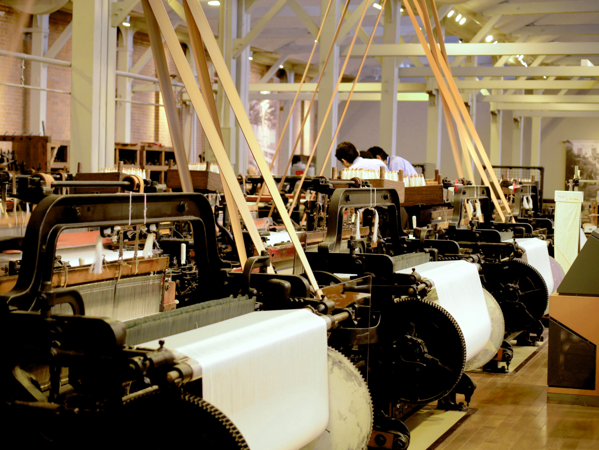 一人で抱え込まない、分業制の製造ライン